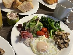 食べながら
今日の予定を相談します

マークス&スペンサーの大きい店舗で
お土産を買って
午後はアフタヌーンティーに行くことに