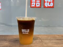 【MUJIカフェでオレンジコーヒー】

プロンポン駅で下りて、目の前にあるエムクオーティエ内にある「Muji」のカフェで一服...（意外なのだが、実は、ここのアイスコーヒーはマックよりも安い...座る場所が少ないので、空いている時間帯しか入れないのだが...）

通り掛かりに今回は、たまたま席が空いていたので、以前からちょっと気になっていた「オレンジ・カフェ」なるものを試してみた。

「ユニクロ」のロゴを見ながら、「Muji」のコーヒーを飲む...ここは一体どこ？と言った感じ...

Mujiもユニクロも海外では（素人目絡みても明らかに）苦戦中...特に、日本では無敵と思われている「ユニクロ」は、ここバンコクでは、どこの店舗も本当に客が入っていない...（気がする...）

頑張って、末永く、存続して頂きたいものである...
