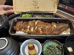 【うなぎ 四代目 菊川】

来た～!!

『一本、鰻』にひつまぶしセット...税金、サービス料含めて、1,471B（6,298円）也...

まあ、たまには「自分へのご褒美」レベル...