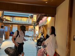 つるとんたん前

4月の私の宿は大賑わい

その節はありがとうございました。
つるとんたんさん、恩人、恩店

4時間の羽田滞在はあっと言う間だった。
無料で着物の着付けしてもらったり

13時半から20時がすぐに過ぎた。