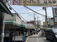 こんな市場の裏にある
