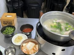 明洞タッカンマリ。
有名なおばさんの顔の店は待ち時間ありそうな人ゴミ。
こちらは、日本人もいなさそう。

前に子連れで来て、初タッカンマリに感動した店。

1人でも利用出来るし、半分でも頼める良いお店。
安い