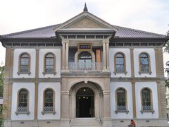 　三十三間堂前からバスで七条大宮まで移動しました。コロナ3年目ともなると、バスが来てもなかなか乗車できないほどの混み具合でしたが、京都駅でほぼ全員が降りていきました。世界遺産西本願寺に向かう前に、西本願寺の僧侶の教育機関が前身の龍谷大学大宮学舎を見学しました。