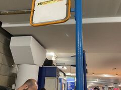 アテネ地下鉄駅前の空港バス乗り場
