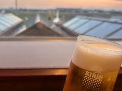 空港戻って
ロイヤルホストへ

飛行機みながら
かんぱーい♪
一杯しか飲んでないのに酔いが回った╰(°ㅂ｡)╯