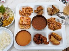 レストラン「ラ・タラフク」でランチ休憩。
バイキングを堪能します。
東南アジア系の多国籍料理が色々あります。カレー、煮物、点心等。