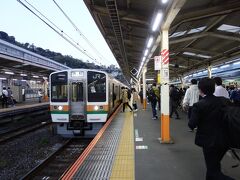 熱海。
浜松行きに乗り換え。
編成が一気に短く。
１５連から６連に。