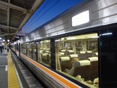 三島からホームライナー浜松３号に乗り換え。４分接続。
特急型車両使用。
ホームの乗車整理券発行機に列ができる。
３３０円。みなさんすいすい購入。列はすぐにすすみます。
が、私の前の人、券売機の前にきてから荷物を背中からおろし、ゆっくりふたをあけ、中をまさぐって財布をさがし、財布の中をあさり、ゆっくり機械をながめながらのんびり操作。１分半以上かかった。次の私は１０秒で購入。その前の客、横でそれを見て「チッ」と言った。どうやら発車直前で販売終了になって焦る人を見たかったみたい。前にもあったなあ。こういうの。何が面白いんだか。
なお、この列車は車内でも乗車整理券は購入できることは確認済みだったので私自身は焦りはなかったのですが私の後の数人は相当イライラしてました。