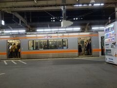 静岡駅で１本各停を追い抜き。