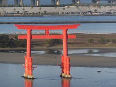この鳥居。舞阪町観光シンボルタワーともいうそう。
タワー、なんですねえ。
昔は浅瀬を歩いていけたのかも。