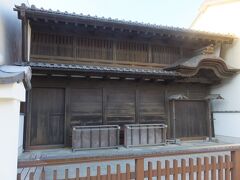 まだ開館前。
小さな建物に見えますが奥にすごく長いです。
昨夜確認済み。