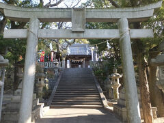 朝散歩の定番、神社に行ってみます。
東海道からちょっと南にずれた場所にあります。
岐佐神社。平安時代からの歴史あり。
小山の上に。