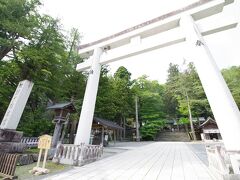 諏訪大社の四社巡りで、まずは本宮へ。まだ早い時間帯だったからか境内は静かでした。