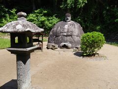春宮のすぐそばにある万治の石仏では、朝からお祈りをされている方もいました。顔と体が印象的な石像です。