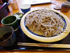 諏訪市をあとにし、松本市へ移動し、市内で少し早めの昼食をとりました。
口コミの評判も良かったお蕎麦屋さんで、11時半頃には席がすべて埋まるほどの人気店だそうです。