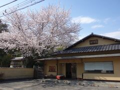 蕎麦屋さん。
左が三島市立公園楽寿園の出口。