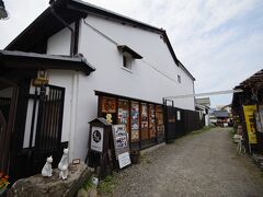 北国街道筋の柳町は昔ながらの町並みが見られます。それほど長い通りではありませんが、お店や飲食店が並びます。
