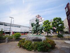 上田駅前のお城口のロータリーには真田幸村の銅像があります。十勇士はデフォルメされていますが、幸村はリアルな騎馬像です。