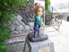 上田駅から少し北に進んだところにあるのが、槍の名手・穴山小助のモニュメントです。