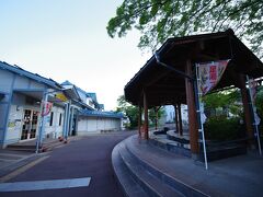 湯田中駅は始発は6時21分のようで、駅舎も閉まっていて足湯のお湯も抜いてありました。
