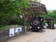 久留米市立三潴小学校の校門のすぐそばで、用水路を挟んで弓頭神社がお隣です。
