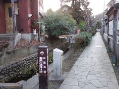 お鷹の道と真姿の池と国分寺だけにしようと思います。
昭和４７年ごろに整備された比較的新しい散歩道。
住宅街の中なので静かに、との掲示もありました。