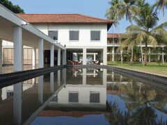 四泊目の「ザ ブルー ウォーター」を出発し、スリランカの内陸部への移動日。
風もなく素晴らしい青空なので、もう少しホテルのプールでリラックスもしたいところですが、結構な距離の移動となるため早めのチェックアウトです。。。。

目指すは世界遺産にも指定されているダンブラ石窟寺院。