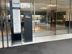 まずはANAラウンジ。乗る便がタイ航空で、ANAのラウンジは、搭乗ゲートから遠かったけど、近いユナイテッドラウンジが、まだ開いていなかったので、しかたなくこっちを利用。