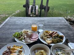 朝食。ここの朝食は好き。
大きな庭を眺めながら食べる。その向こうはプール。
前回までは、朝食は6:30からだったけど、今回チェックインの時に8時からと言われたので、6:30からひと泳ぎして、7時過ぎに来たら用意されてた。
