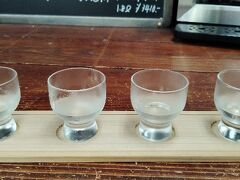さて、白布温泉に到着。「かもしかや」という酒屋で、山形の日本酒飲み比べをします。