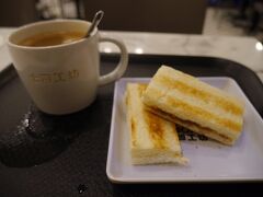 シンガポール一食目は、B級グルメの「カヤトースト」

飲み物はシンガポールならではの「コピ」

ブラックコーヒが飲めないワタクシには、この甘さがちょうど良き。

懐かしいお味に感慨深いな～

サクサクのトースト、美味しかったです。


