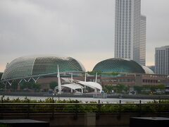 水辺の周りはユニークな建物が建っているから見てるだけで楽しいわ～


とか、やっていたら雨が降り始めました

( ノω-、）