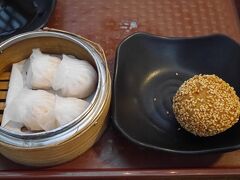 湯気が上がる蒸籠に食欲をそそられ、海老シュウマイと胡麻団子をゲット

海老シュウマイはどこで食べても外れたことがナイ！

胡麻団子は大好き♪

マリーナベイサンズのフードコートは朝早くから開店しているので

シンガポールへ早朝着だと使い勝手いいですよん。