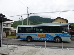 　そして驚くべきことに、廃止後37年経った今も、ここは交通の拠点。関東バスの筑波山口バス停になっていて、つくば駅からの準公営バス「つくバス」も発着します。