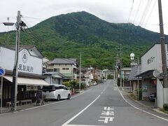 　「駅舎」からまっすぐ伸びる道は、まさに「駅前通り」。通りの先に筑波山がそびえ、由布院駅から見上げる由布岳を思い出しました。
　地下にホームがあり、地上に上がれば計画都市が広がる「つくば」駅とは、好対照です。

