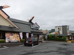 　つくば市内に戻り、お昼ご飯は「ばんどう太郎」の つくば学園店にやってきました。茨城の誇る、和食ファミレスチェーンです。
　お隣の「かつ太郎」も系列店で、手堅くガッチリ。
