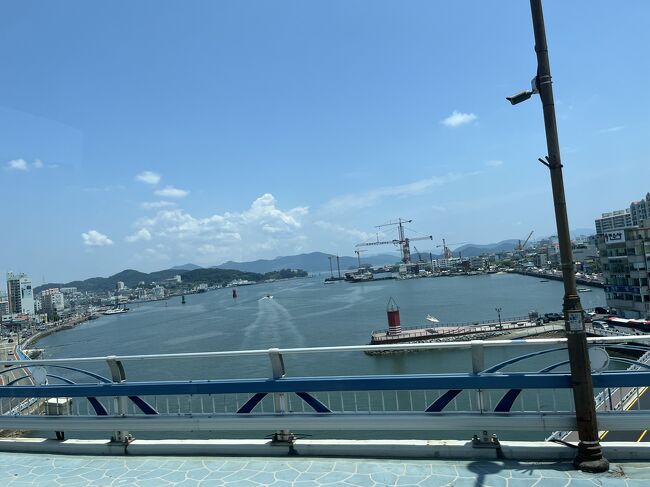 海底トンネルの上の橋です