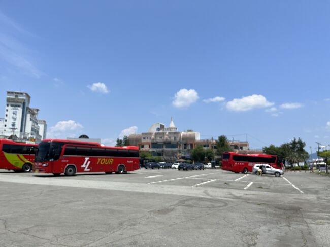 観光バスも多いです