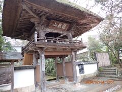 金鱗湖から南に500mほど歩くと「佛山寺」があります。佛山寺の山門です。