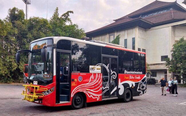 トランスメトロデワタのバスのK2B路線に乗り、GOR Ngurah Rai のバス停で降りる。<br />グーグルマップで、位置を確認する。以外に遠く1.5時間で到着。<br />大きなバスターミナルと想像していたが、体育館脇の駐車場で、待合室やトイレも無く、バスの標識も無かった。<br /><br />ここで、K4B路線に乗り、Lapangan Astina Ubudで降りる。<br />10分ほどでバスが来た。冷房が寒く、雨も降り、やはり1.5時間程度掛かり、暗くなっていた。