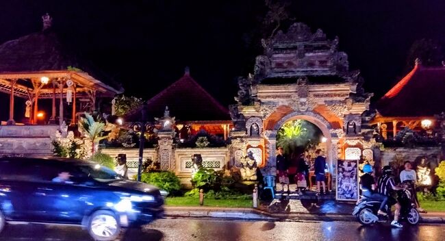 ウブド王宮に散歩に行く。<br /><br />正門？がきれいにライトアップされていた。