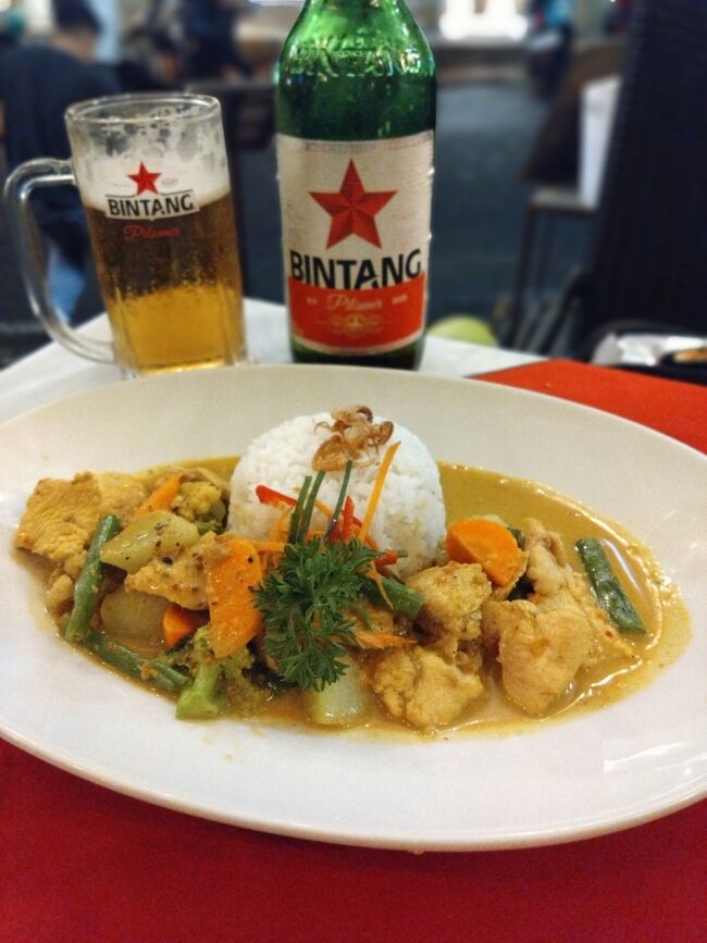 20時Bamboo Ubud Hostelに入り、ビンタンビールとカレーで夕食、<br /><br />注文したら、奥にステージがあり、ここでもライブ演奏が始まってしまった。<br /><br />バリ島はヒンズー教の島、アルコールは普通にあるので助かる。<br />