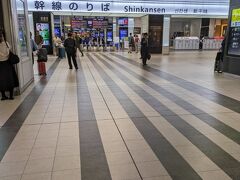 広島駅は外国人も多く大賑わいです