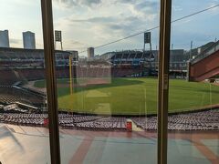 隣接するジムからマツダスタジアムを望みます
