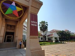 ちなみに、館内でも同じ値段で買えますよ。
お世話になった優しいドライバーに僅かな心付けを
渡し、お別れしました(^-^)/
最後は楽しみにしてた、アンコール国立博物館！

