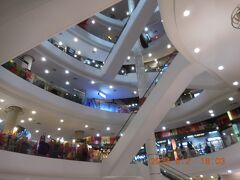 スクンビット駅に戻り、ターミナル21へ。