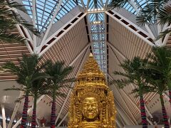 一時間ほどで到着。中央にはビッグ仏陀像！
金ぴか、すごいインパクト。