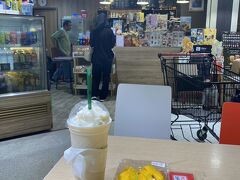 スーパーの隣にあったカフェで、ココナッツスムージーを購入。
ココナッツスムージーはやや重たい感じで、思っていた味とは違ってました。
タイ旅最後のフルーツとしてスーパーでマンゴーを購入。こちらは甘くて激ウマでした。