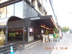 ホテルで荷物を受け取り、歩いてプロンポン駅のほうへ向かいました。