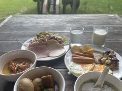 3日目の朝食。目玉焼きが、前日はその場で焼いてくれたけど、この日は作り置きだった。